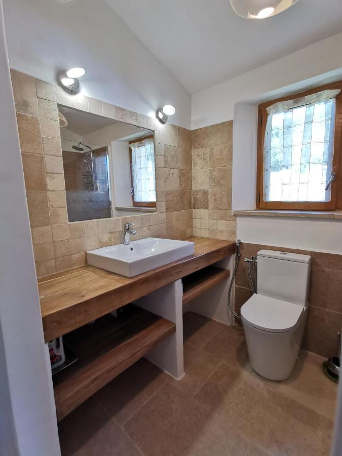 La Peyregoune, Logement En Pleine Nature Et Table D'Hotes Blieux Exterior foto